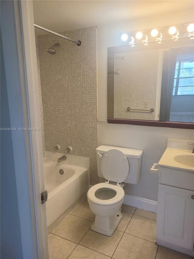 Photo - 2025 NE 164th St Unit 319