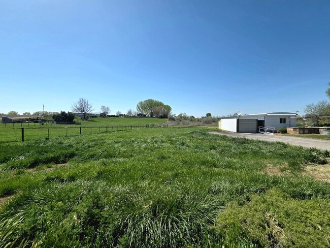 Building Photo - 3 Bed, 1.5 Bath Country-Home on 5 Acres