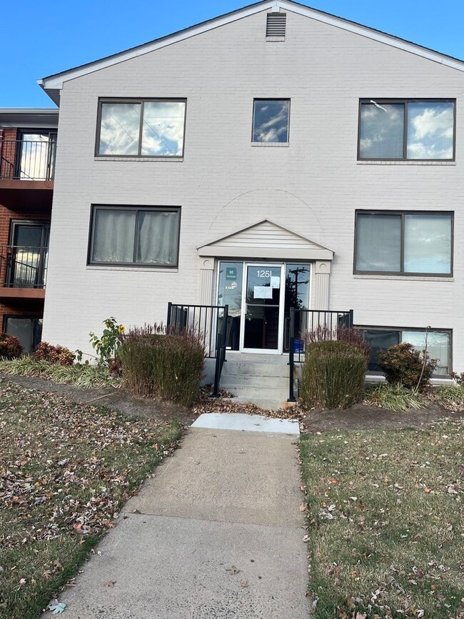 Building Photo - Country Club 1 Bedroom Condo Unit 8