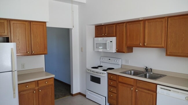 Kitchen - 900 Forest St Unit 1