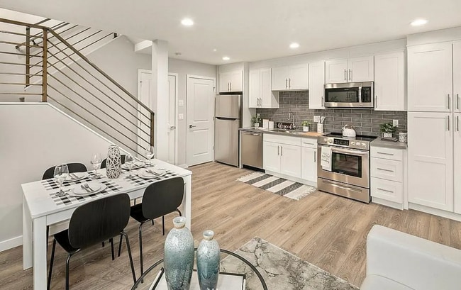 Building Photo - Contemporary 2-Bed Townhome with Rooftop D...