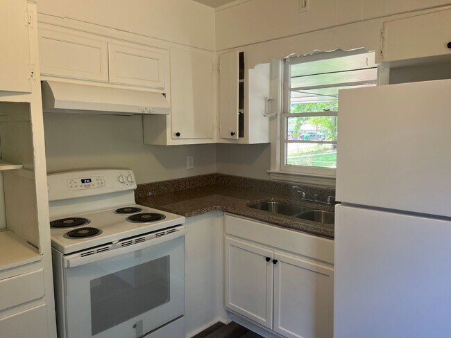 Photo - Updated 6bd/3ba w/ Large Backyard in Fores...