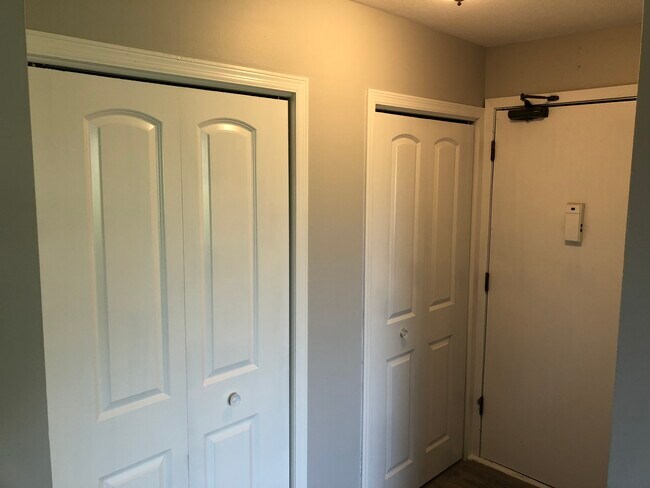 Building Photo - 2446 Aldrich Ave S Unit #301