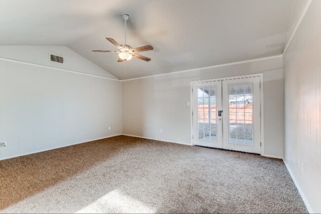 Photo - 900 Skelly St