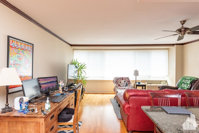 Building Photo - 211 E Ohio St Rental
