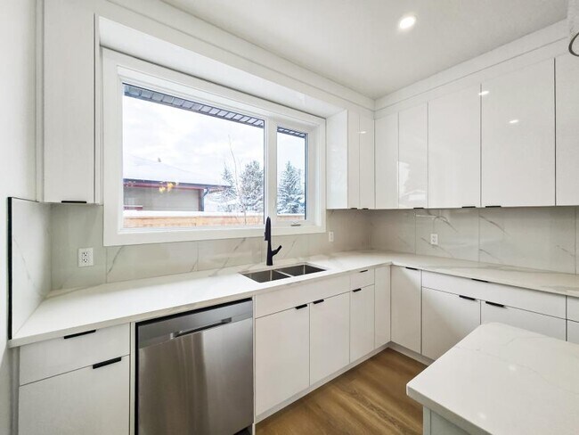 Photo - 3.0 bedroom in Calgary Alberta T3E 4A6