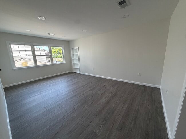 Building Photo - 16 Cemetery Ln Unit 2nd Floor