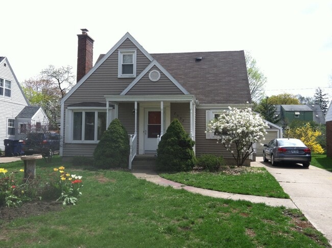 Photo - 2332 Monroe Ave NE