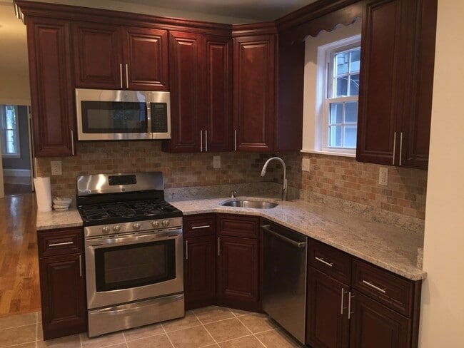 Building Photo - 671 E 8th St Unit 1A