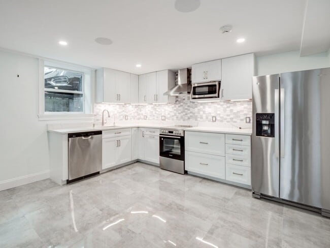Building Photo - 390 Medford St Unit 1