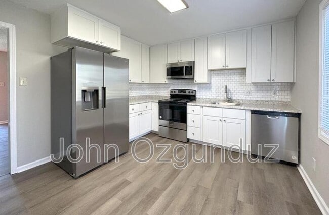 Building Photo - 813 S Blount St