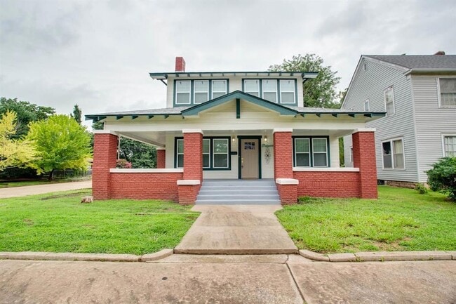 Building Photo - 1324 W Maine St