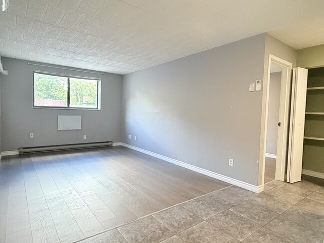 Building Photo - 360 Tecumseh Rd W Unit 103