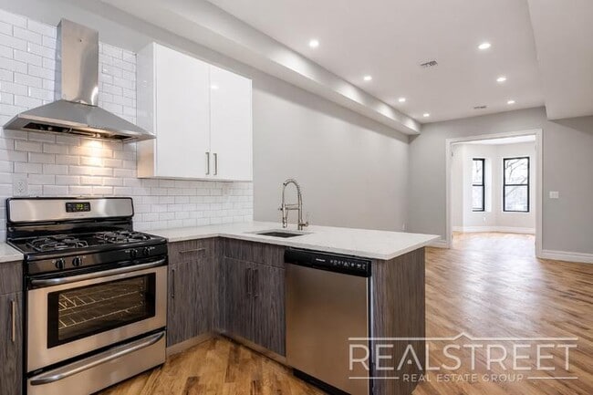 Photo - Stunning 3 BED 2 Bath Floor-Thru in Bed Stuy Unidad 2