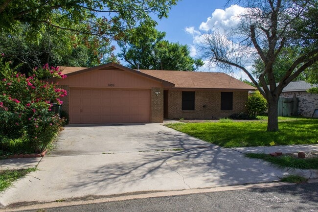 Building Photo - 1609 Ronstan Dr