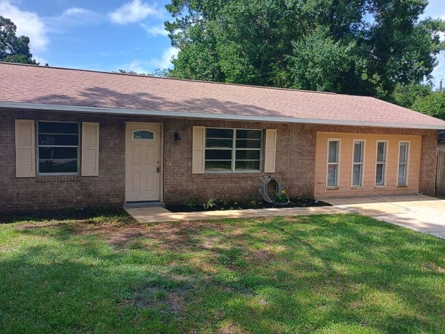 Building Photo - 4 bedroom 2 bathroom House- fenced in yard