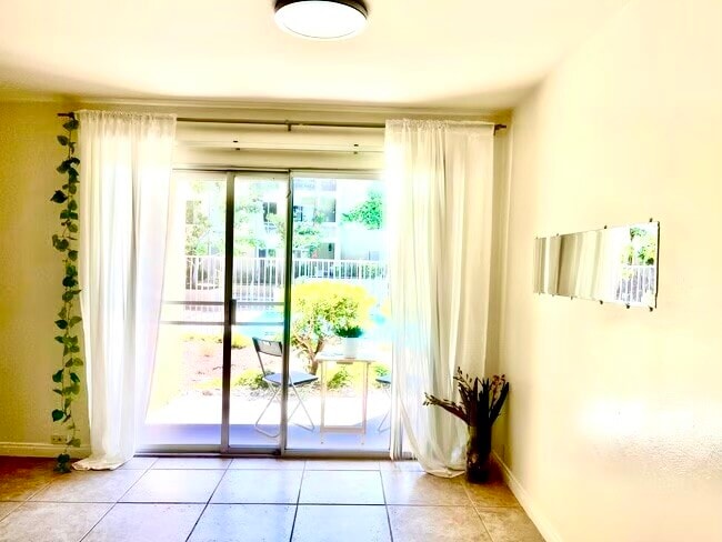 Building Photo - 1855 Diamond St Unit 112