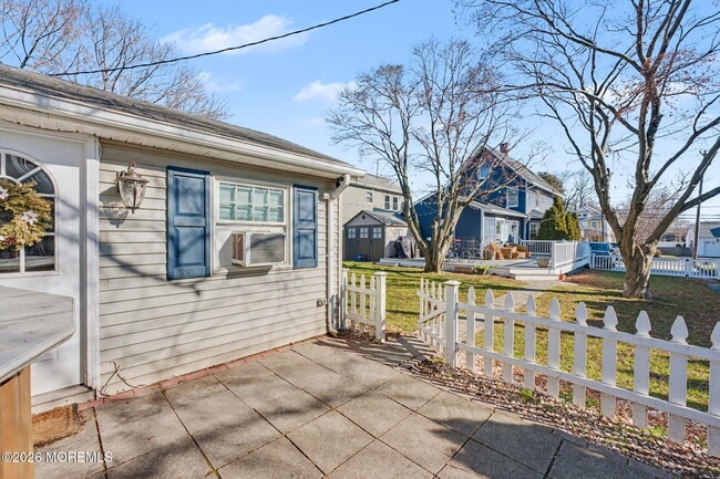 Photo - 1121 Bay Ave