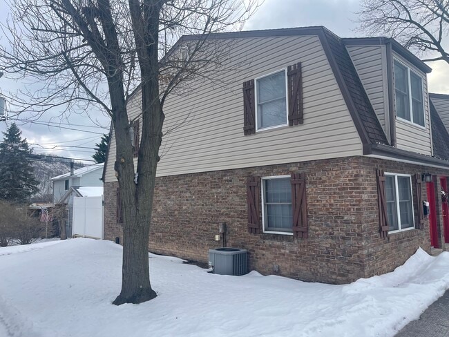 Photo - 908 Church St