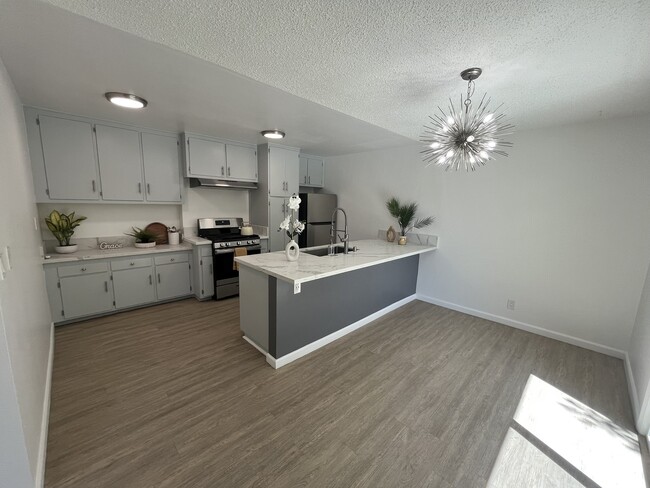 Photo - 445 E Magnolia Blvd