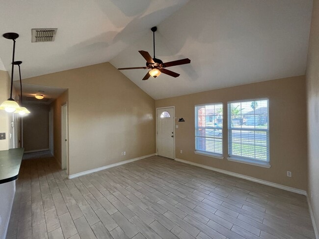 Photo - THREE BEDROOM QUICK COMMUTE TO CROSSTOWN SOUTH