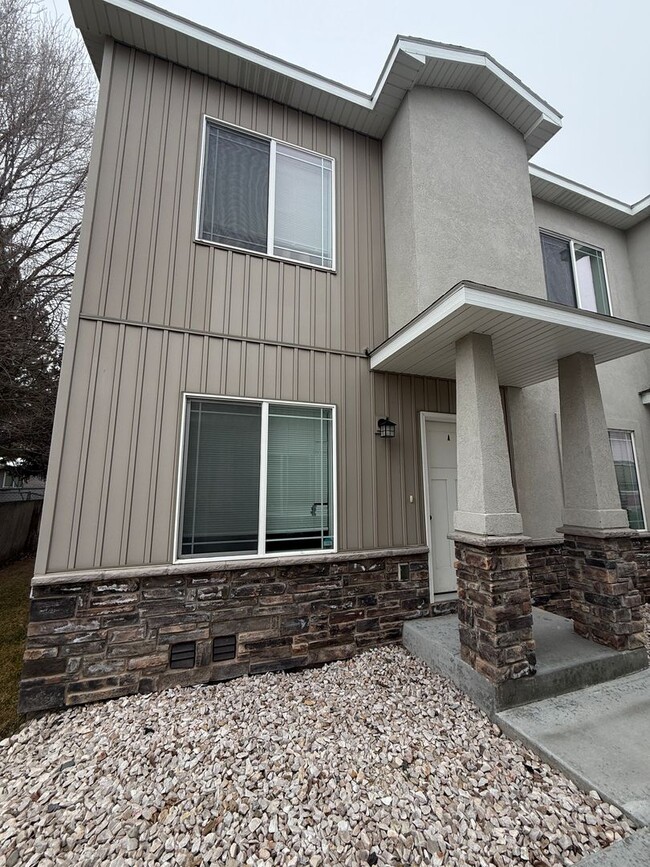 Building Photo - 690 S Saturn Ave Unit A