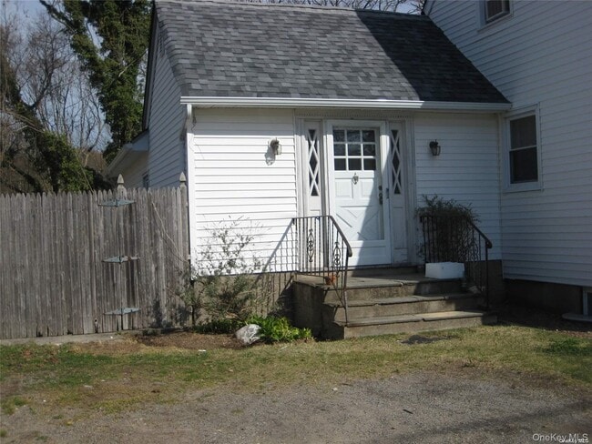 Building Photo - 117 Blydenburgh Ave Unit B