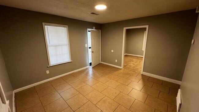 Photo - 1496 Oakwood St