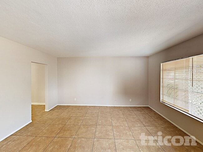 Photo - 667 W Ivanhoe St