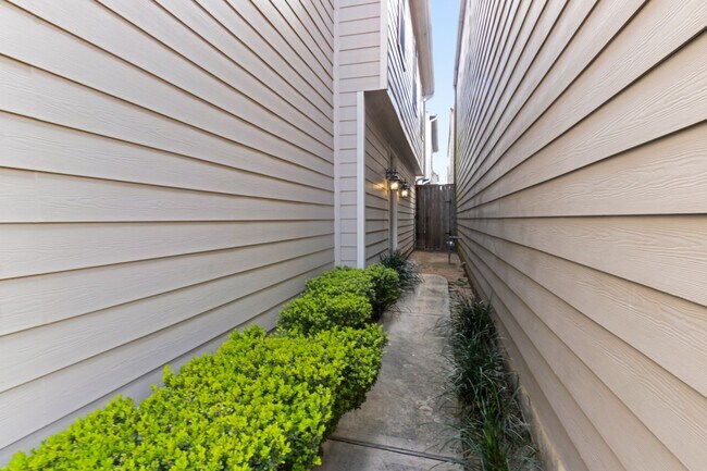 Photo - 2917 Clinton Dr