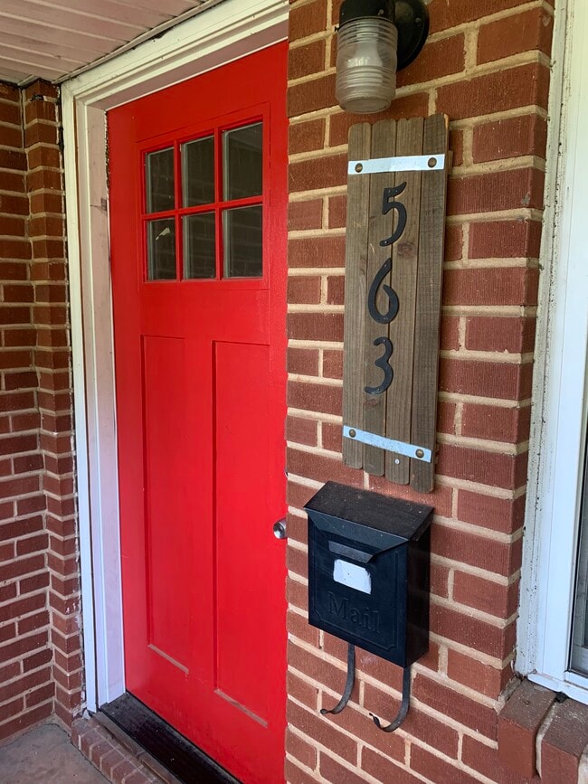 Private entry and private dedicated driveway for up to 3 cars - 561 Northern Ave Apartments