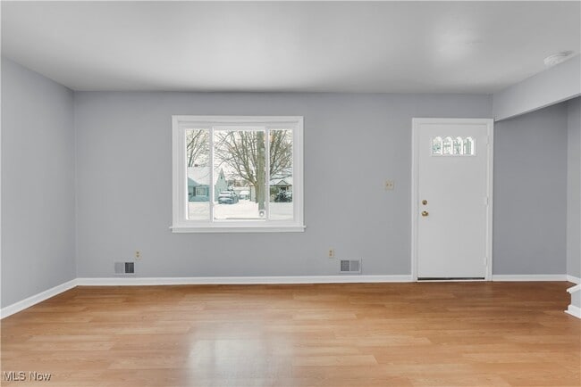 Photo - 369 E 232nd St