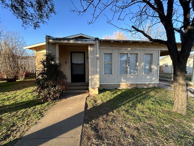 Building Photo - Duplex Located In Lubbock & Minutes From Schools, Parks & Texas Tech Campus Unit B