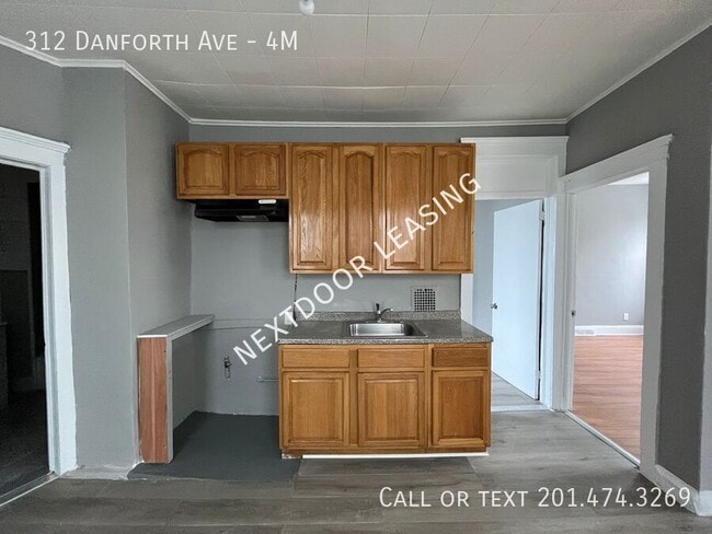 Building Photo - 312 Danforth Ave Unit 4M