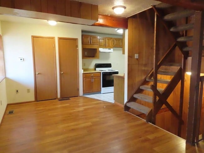 Building Photo - 126 W 9th Ave