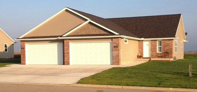 Duplex entrance with private front porch. - 113 Scenic Dr Casa Adosada