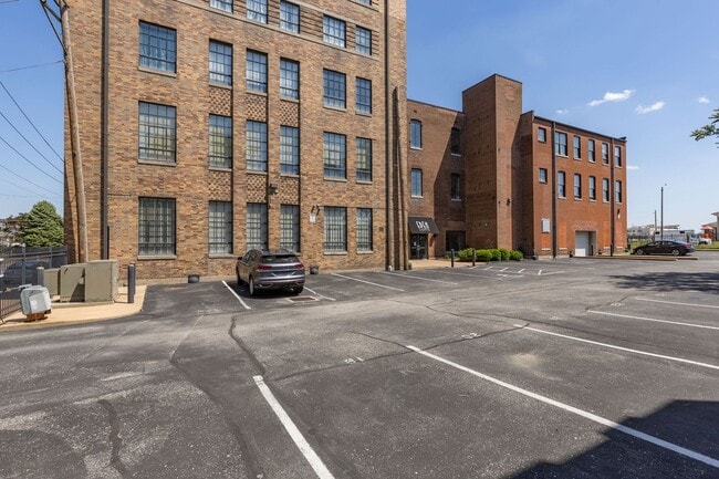 Building Photo - Fully Furnished 1-Bedroom in Lafayette Square | Utilities Included | 3, 6 & 9 Month Leases Unit #103