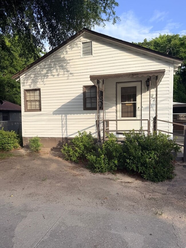 Building Photo - Three Bedroom Two Bath House