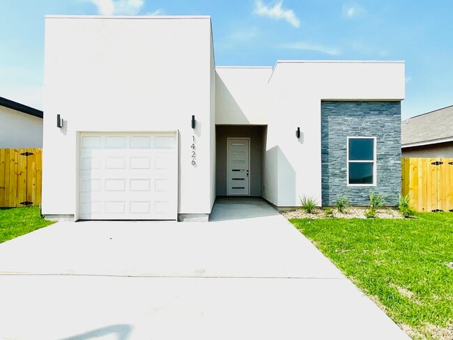 Building Photo - 1426 Los Estribos Dr