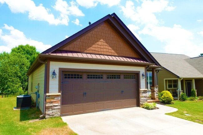 Photo - 153 Bur Oak Dr