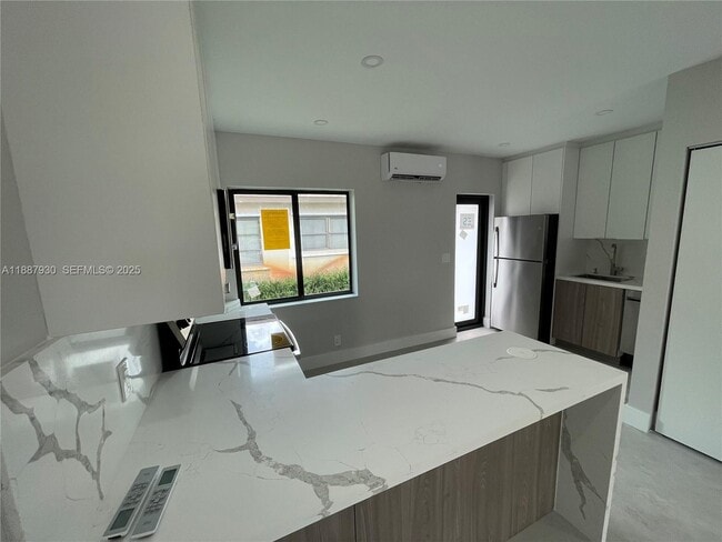 Building Photo - 1050 NE 9th Ave Unit 2