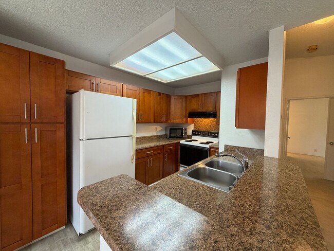 Building Photo - 2 bed, 2 bath, 2 parking, central location in Halawa, Crosspointe! Available now.