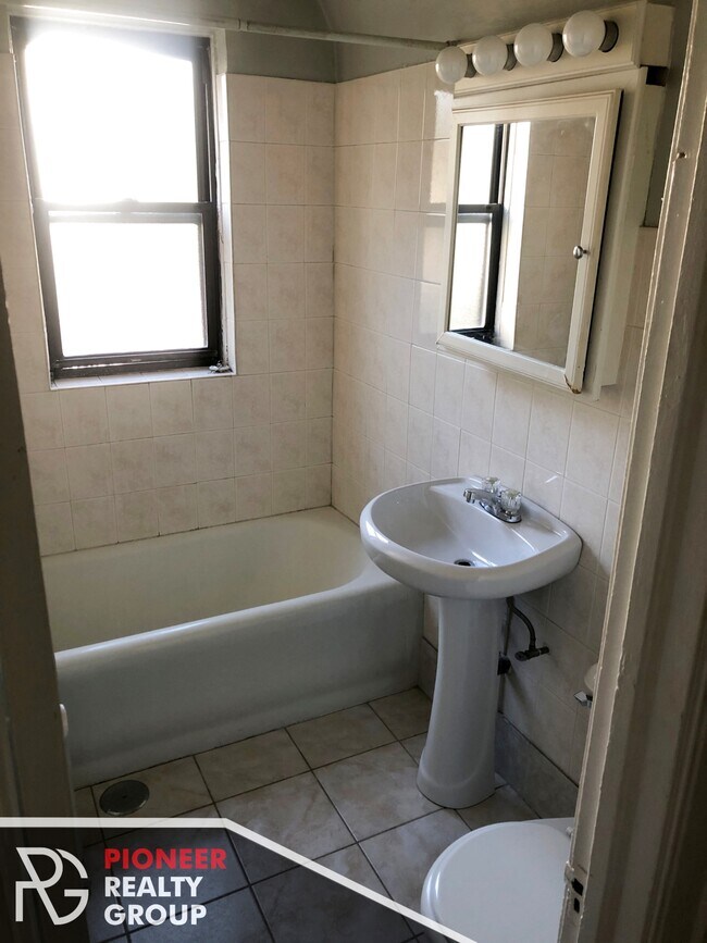 Photo - 1164 N Dearborn St