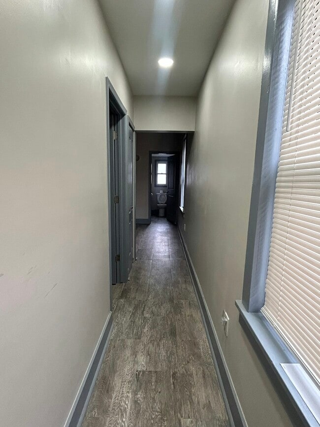 Building Photo - 910 Lancaster Ave Unit 2F Rear
