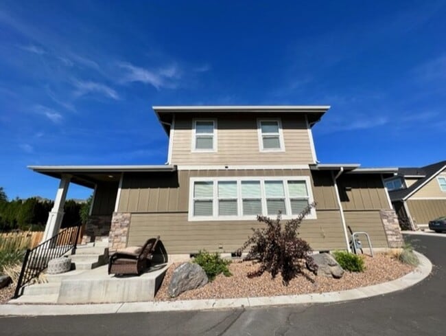 Photo - Stylish 3 Bedroom Duplex with Scenic Views and Modern Amenities: Your Perfect Redmond Retreat