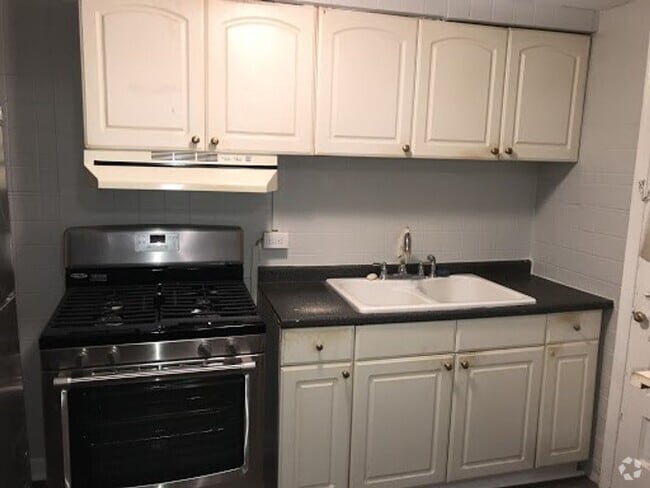 Building Photo - 2 Bedroom / 1 Bath Townhome + Garage -- Be...