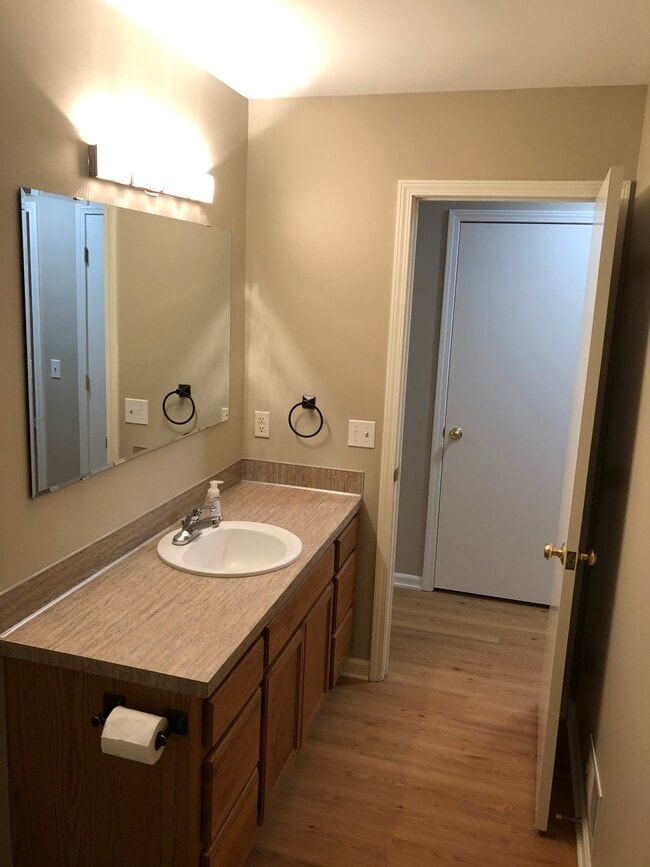 Main Fl bath - 630 Hubert St NE