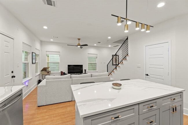 Photo - 3634 Dreyfus St