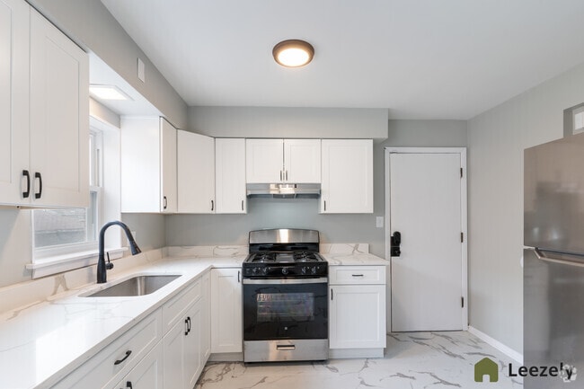 Building Photo - 2457 W 69th St Unit 2457 - 1W First Floor Rental
