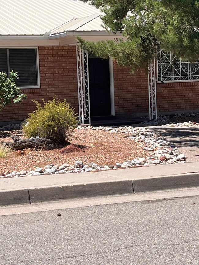 Photo - 6906 Shoshone Rd NE